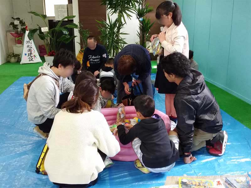 過去のイベントの様子。タイルで額縁作り