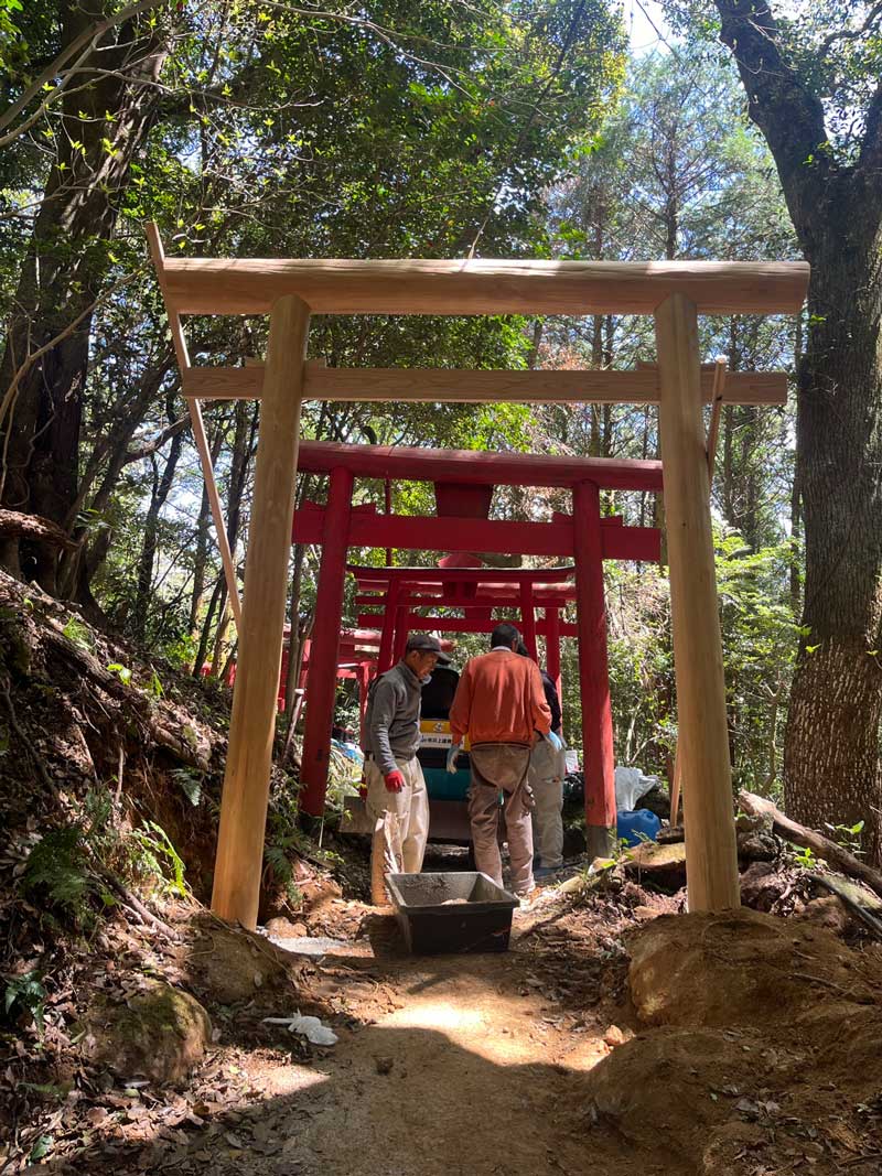 松岡建設塗装施工例：猿場神社鳥居施工中