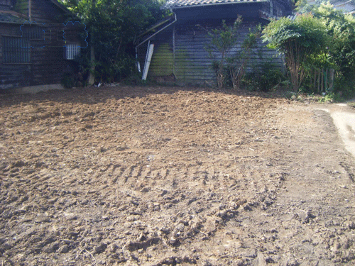 松岡建設家屋解体施工後：整地された敷地