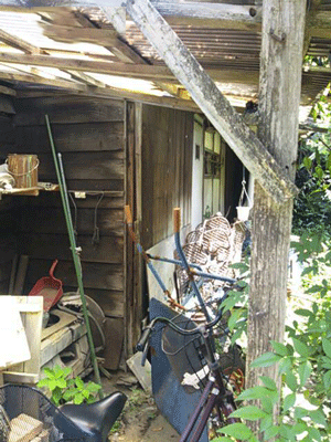 松岡建設家屋解体施工前：建物周辺の様子