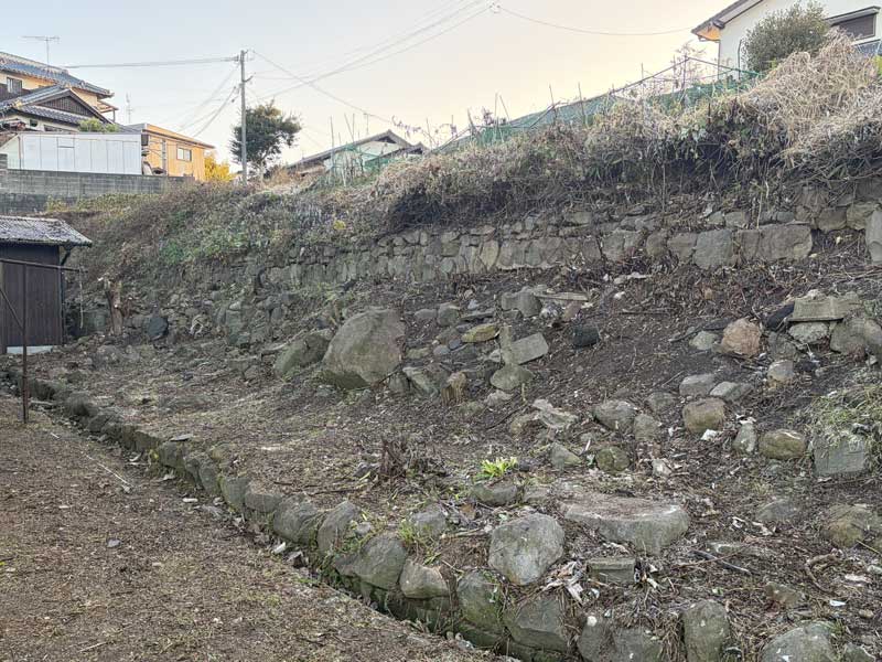 松岡建設伐採・除草施工後：庭木・雑草を除去し石垣がきれいに現れた状態
