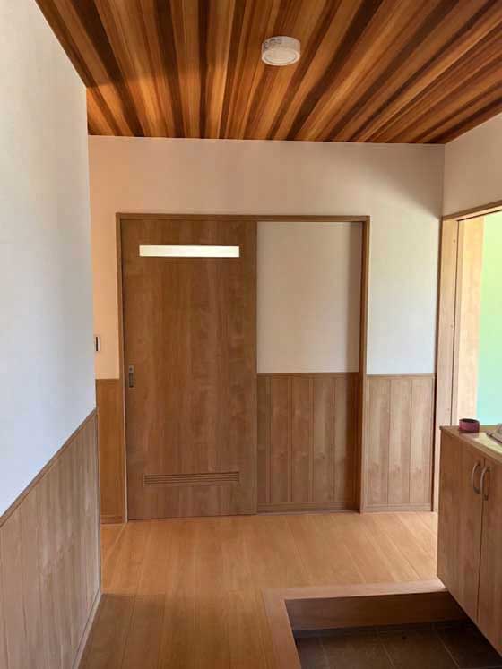 玄関ホールから隣室への通路