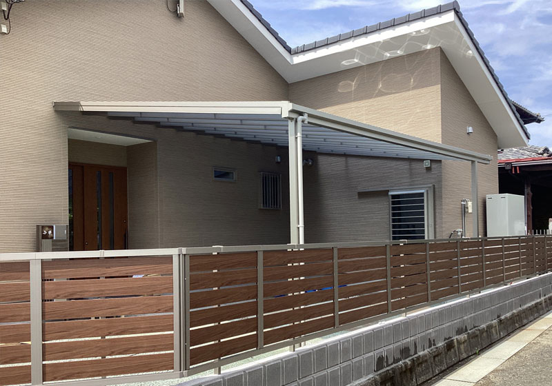 玄関前に大きなテラス屋根のあるお家