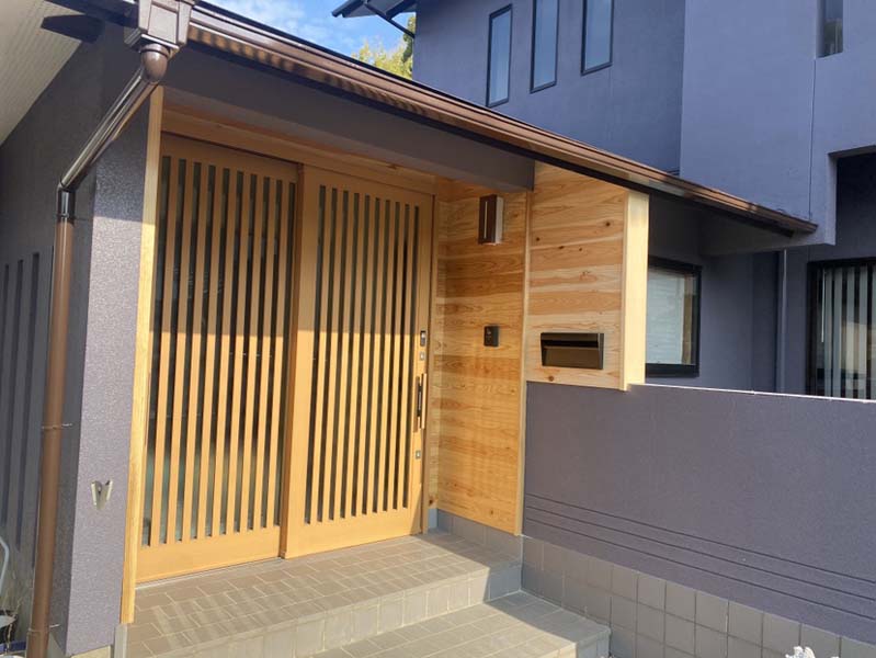 玄関リフォーム施工例：杉板を使った明るい玄関