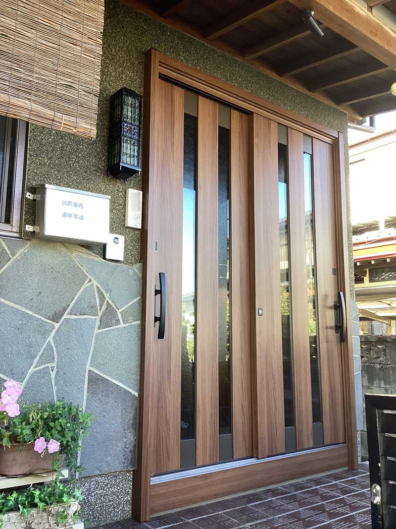 松岡建設階玄関交換施工前画像