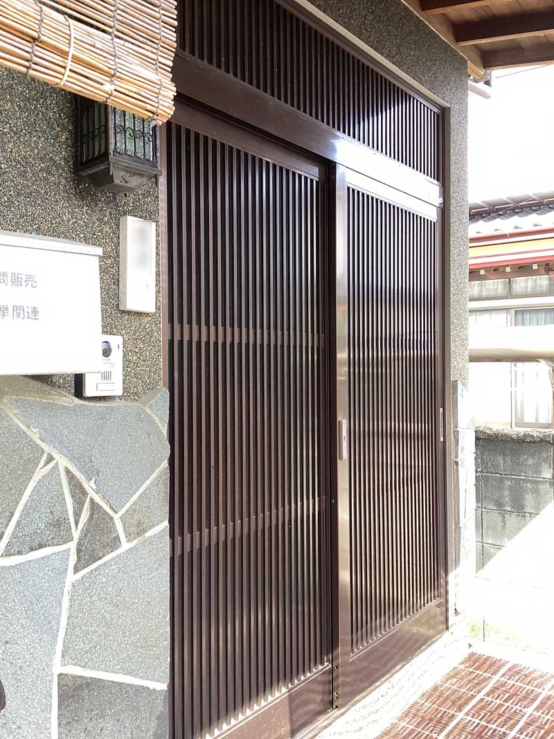松岡建設階玄関交換施工前画像