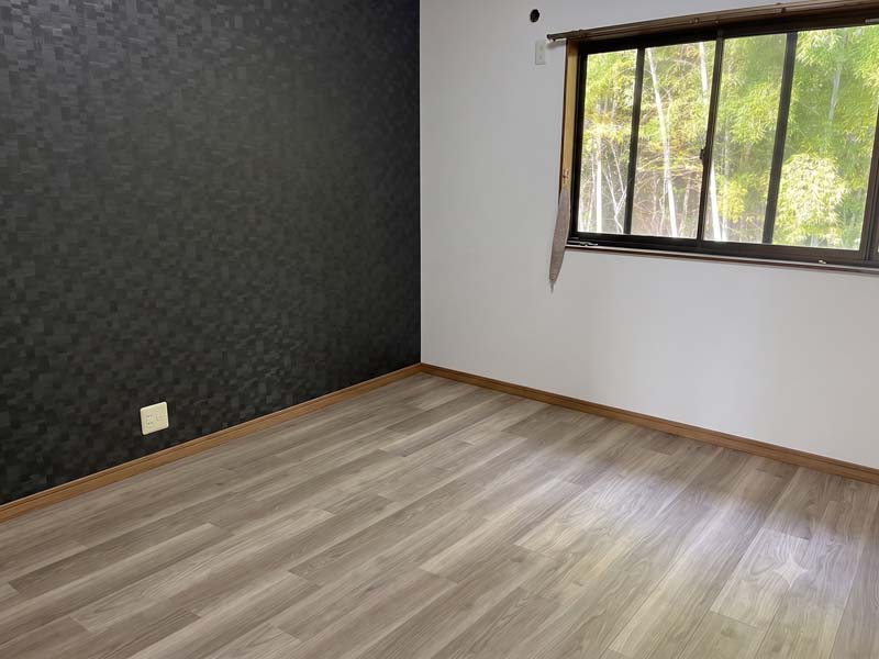 松岡建設リフォーム施工後：洋室3（ブラックのアクセントウォール）