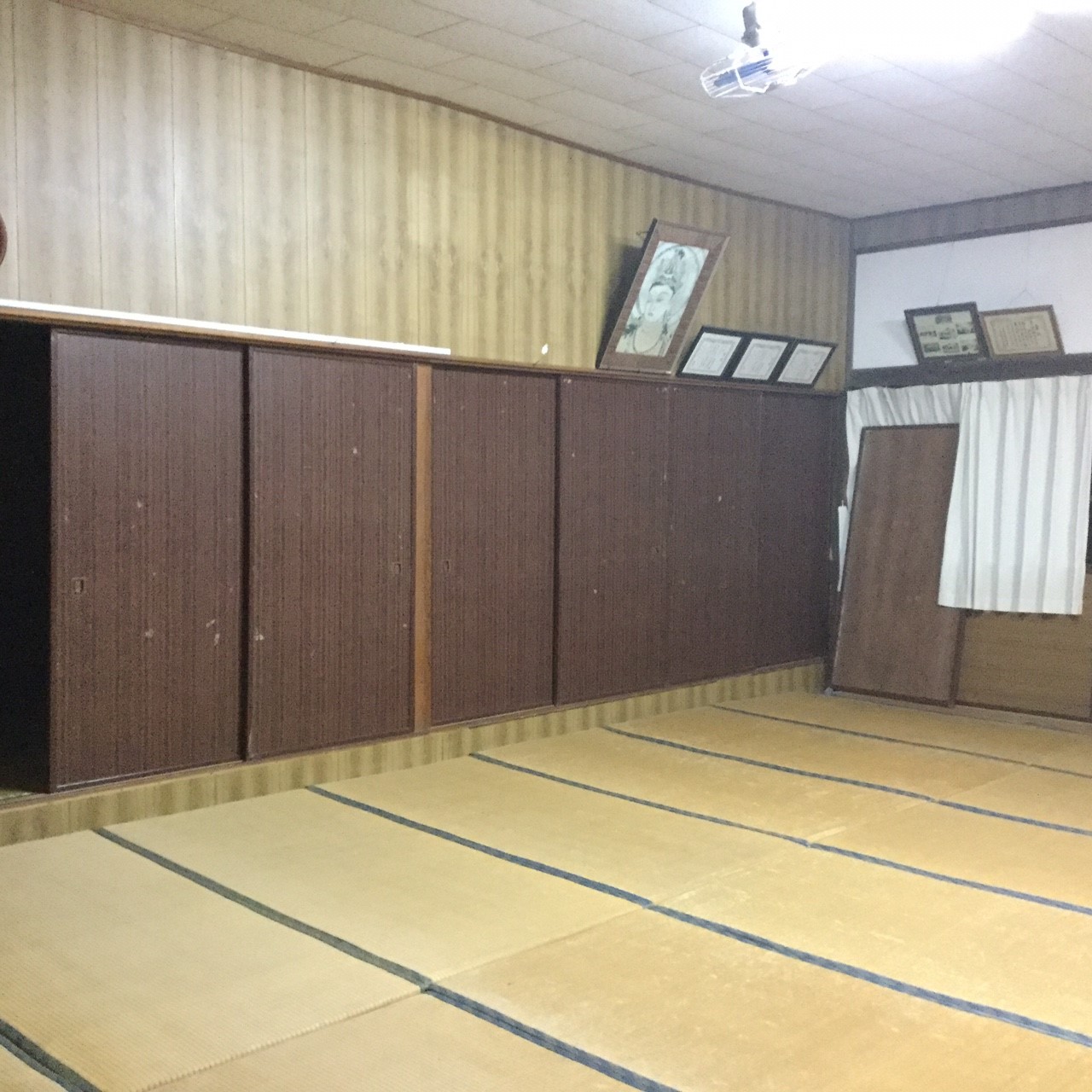 室内：ホール和室