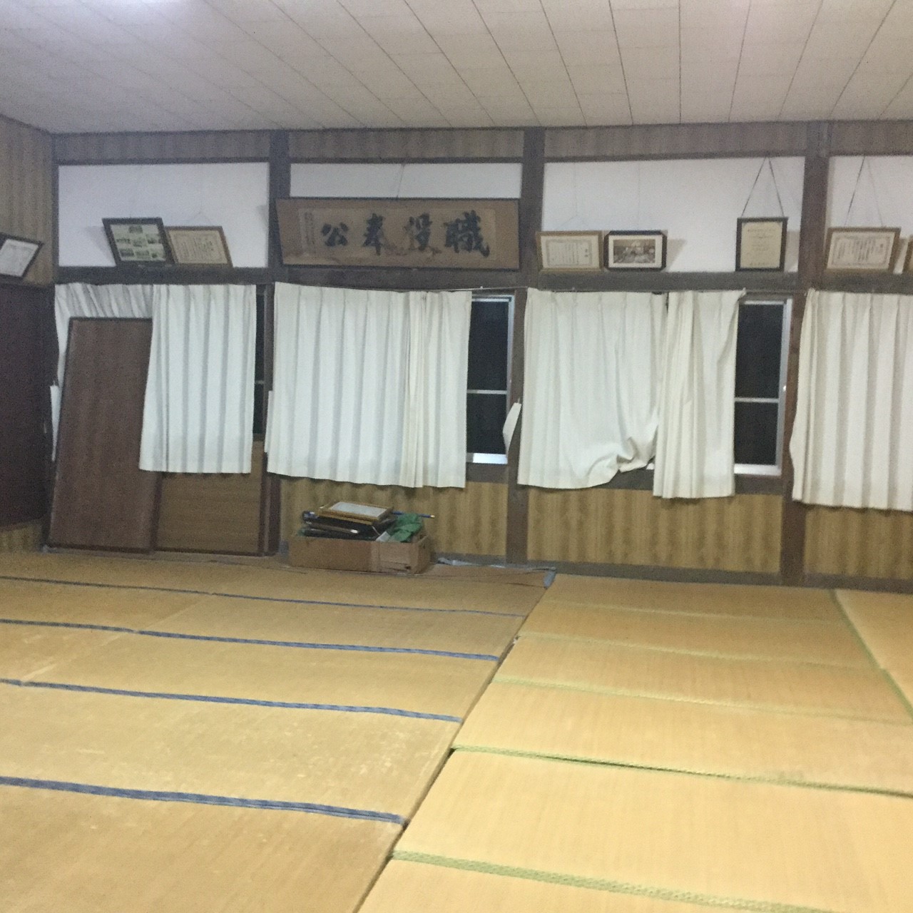 室内：ホール和室