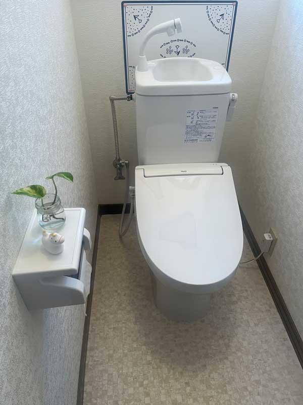 松岡建設トイレ交換施工例：新しいウォシュレット付き便器