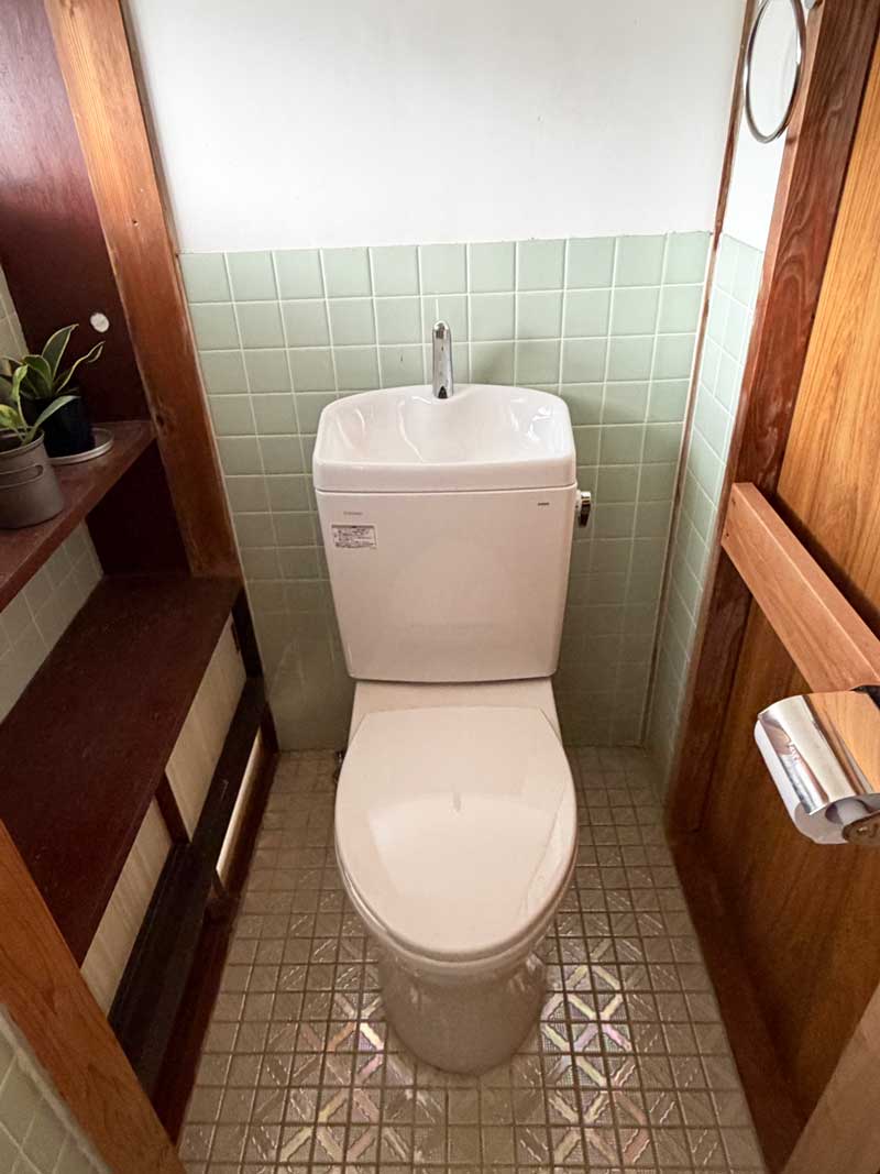 松岡建設トイレ交換施工例：新しいウォシュレット付き便器に交換