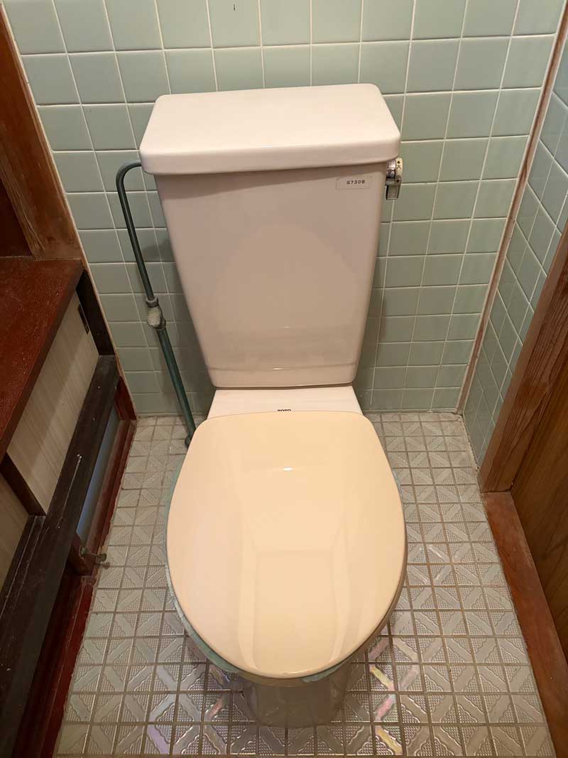 松岡建設トイレ交換施工例：交換前の古い便器